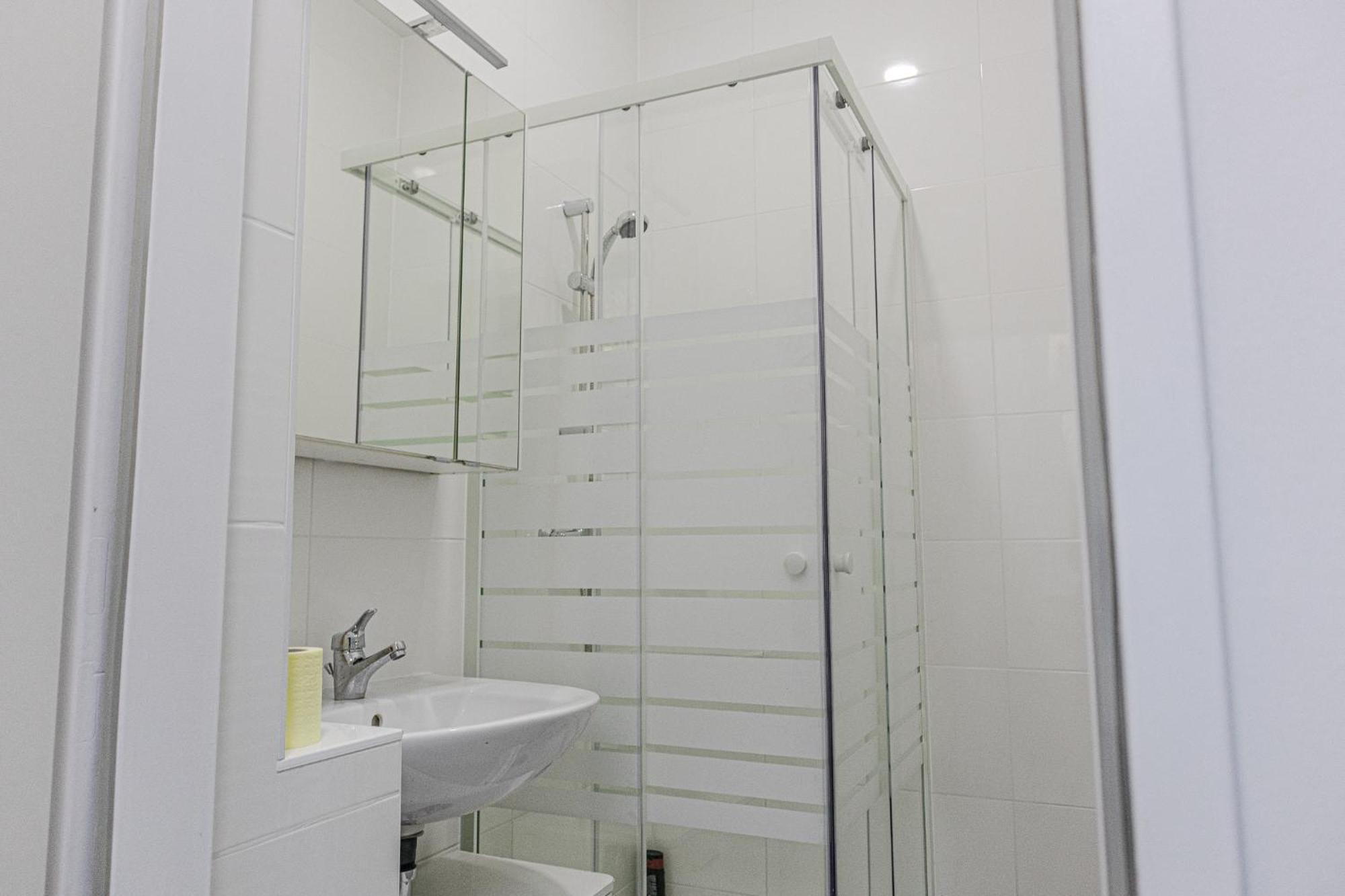 Affordable 5-Br Shared Apartment / Enkplatz U3 Getaway Відень Екстер'єр фото