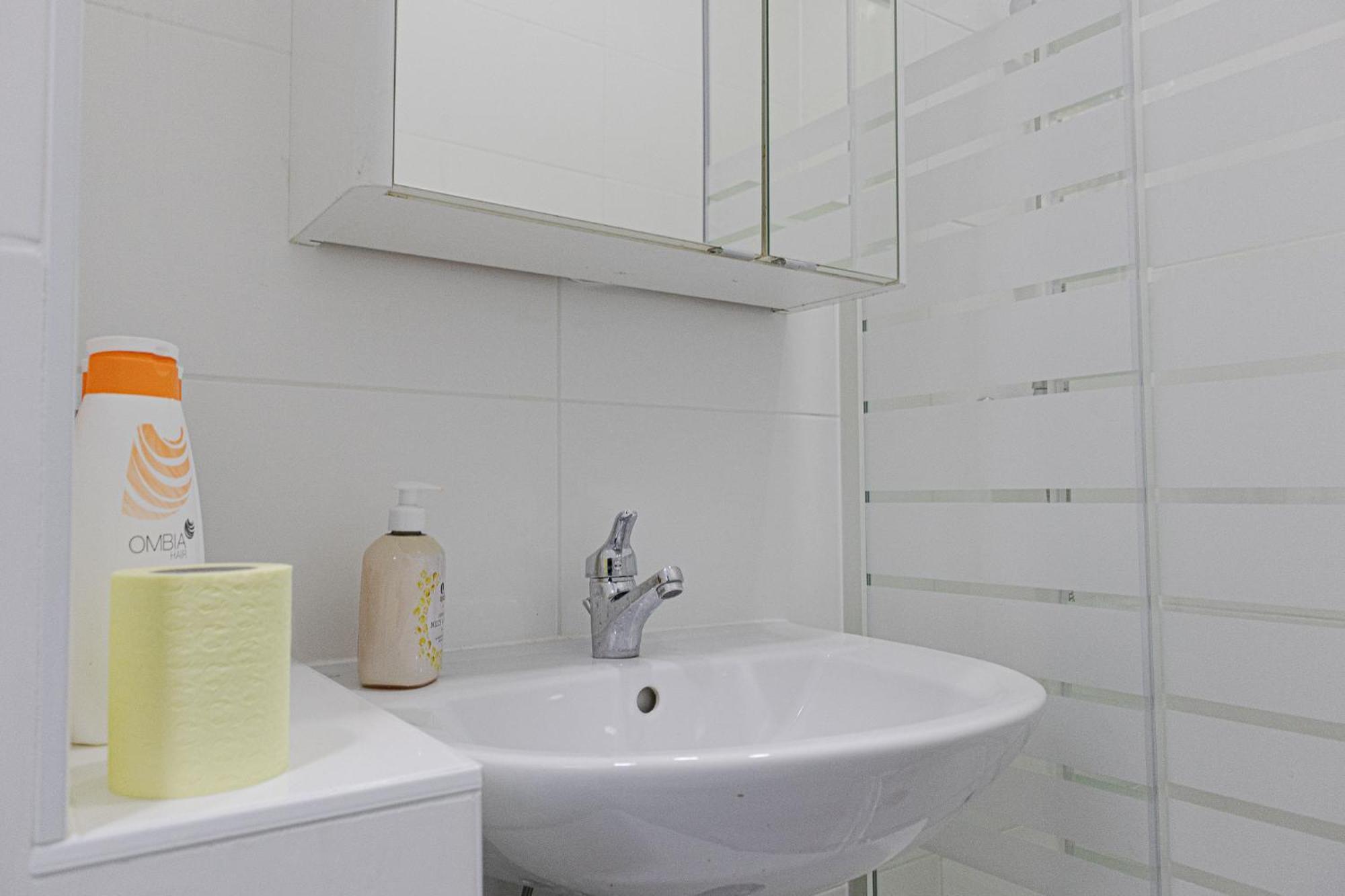 Affordable 5-Br Shared Apartment / Enkplatz U3 Getaway Відень Екстер'єр фото