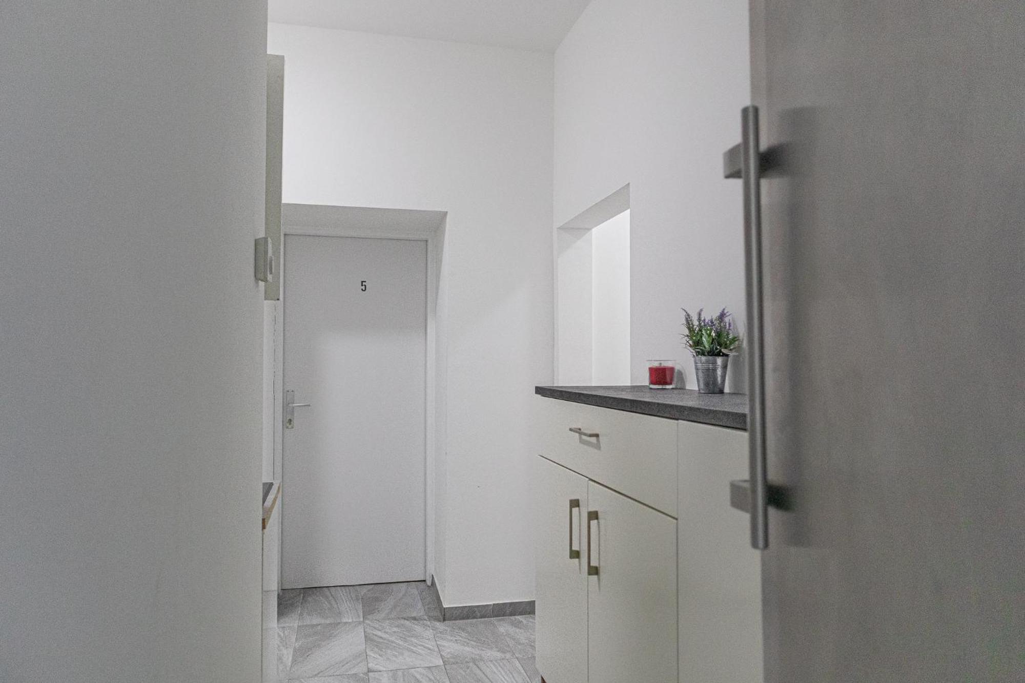 Affordable 5-Br Shared Apartment / Enkplatz U3 Getaway Відень Екстер'єр фото